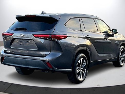 Used 2022 Toyota Highlander XLE image 9