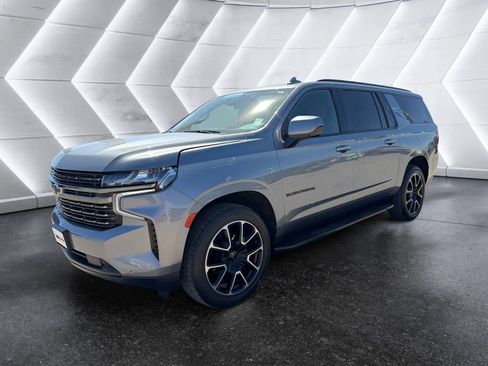 Used 2022 Chevrolet Suburban RST image 3