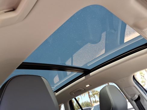 New 2026 Volkswagen Tiguan SE FWD image 9