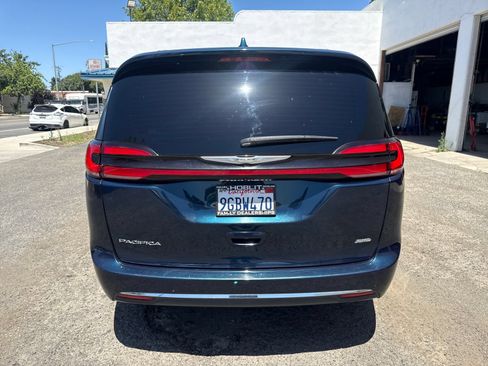 Used 2022 Chrysler Pacifica Touring-L AWD/4WD image 4