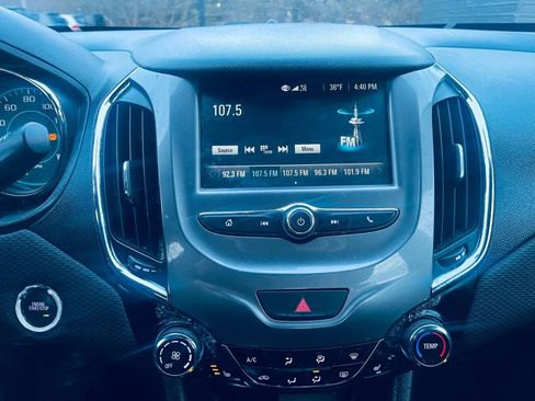 Used 2018 Chevrolet Cruze LT w/ Convenience Package image 18