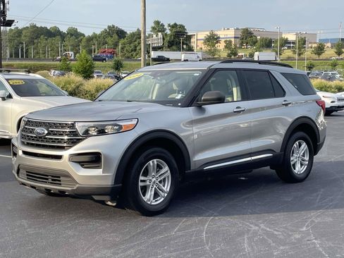 Used 2024 Ford Explorer XLT AWD/4WD image 3