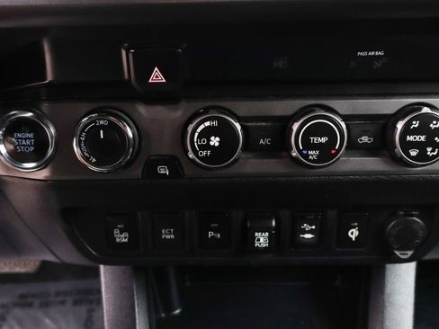 Used 2019 Toyota Tacoma TRD Off-Road w/ Technology Package AWD/4WD image 32