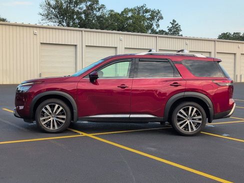 Used 2023 Nissan Pathfinder Platinum FWD image 2