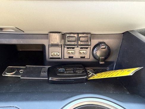 Used 2020 Toyota Highlander LE image 25