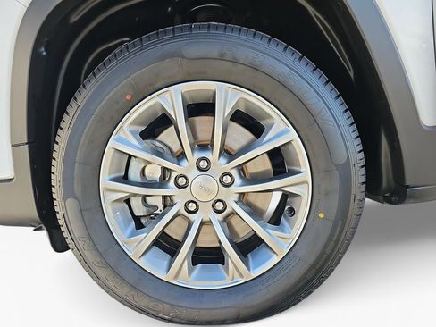 Used 2020 Jeep Cherokee Latitude Plus AWD/4WD image 22