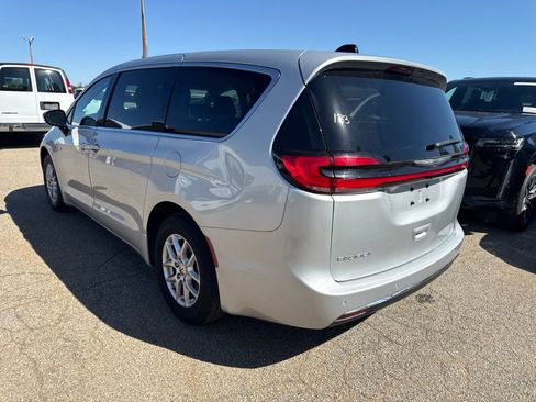 Used 2024 Chrysler Pacifica Touring-L FWD image 2