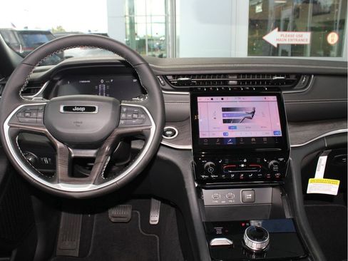 New 2025 Jeep Grand Cherokee Limited w/ Black Appearance Package image 12