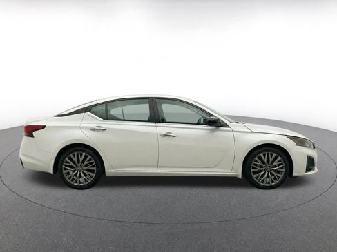 Used 2025 Nissan Altima 2.5 SV FWD image 10