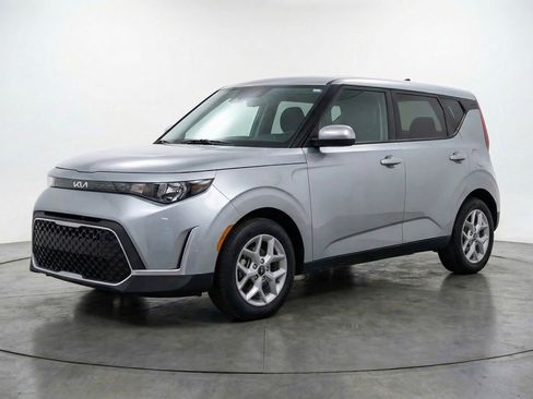 Used 2025 Kia Soul LX w/ LX Technology Package FWD image 3