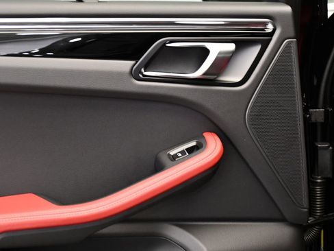 Used 2025 Porsche Macan Turbo image 42