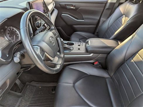 Used 2023 Toyota Highlander XLE image 22