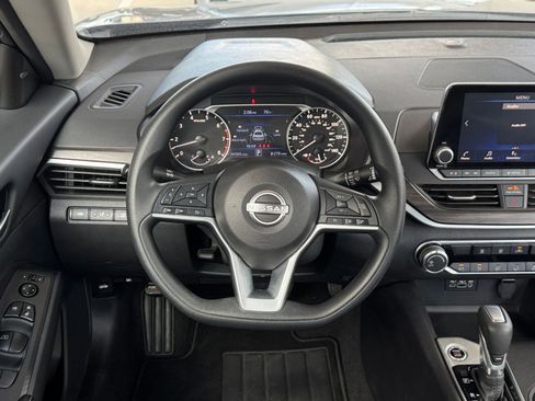 Used 2025 Nissan Altima 2.5 SV FWD image 29