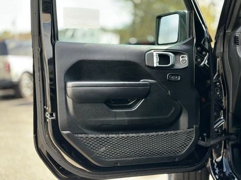 Used 2022 Jeep Wrangler Unlimited Sport AWD/4WD image 9