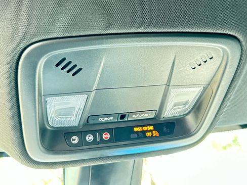 Used 2023 Chevrolet Traverse LT FWD image 17