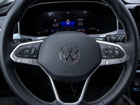 New 2026 Volkswagen Taos SE FWD image 17