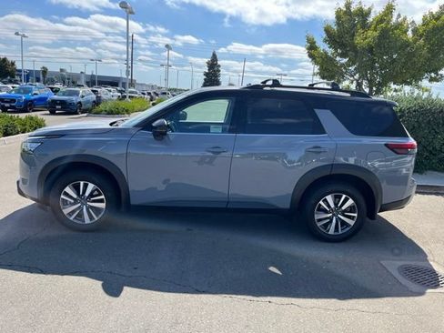 Used 2024 Nissan Pathfinder SL FWD image 8