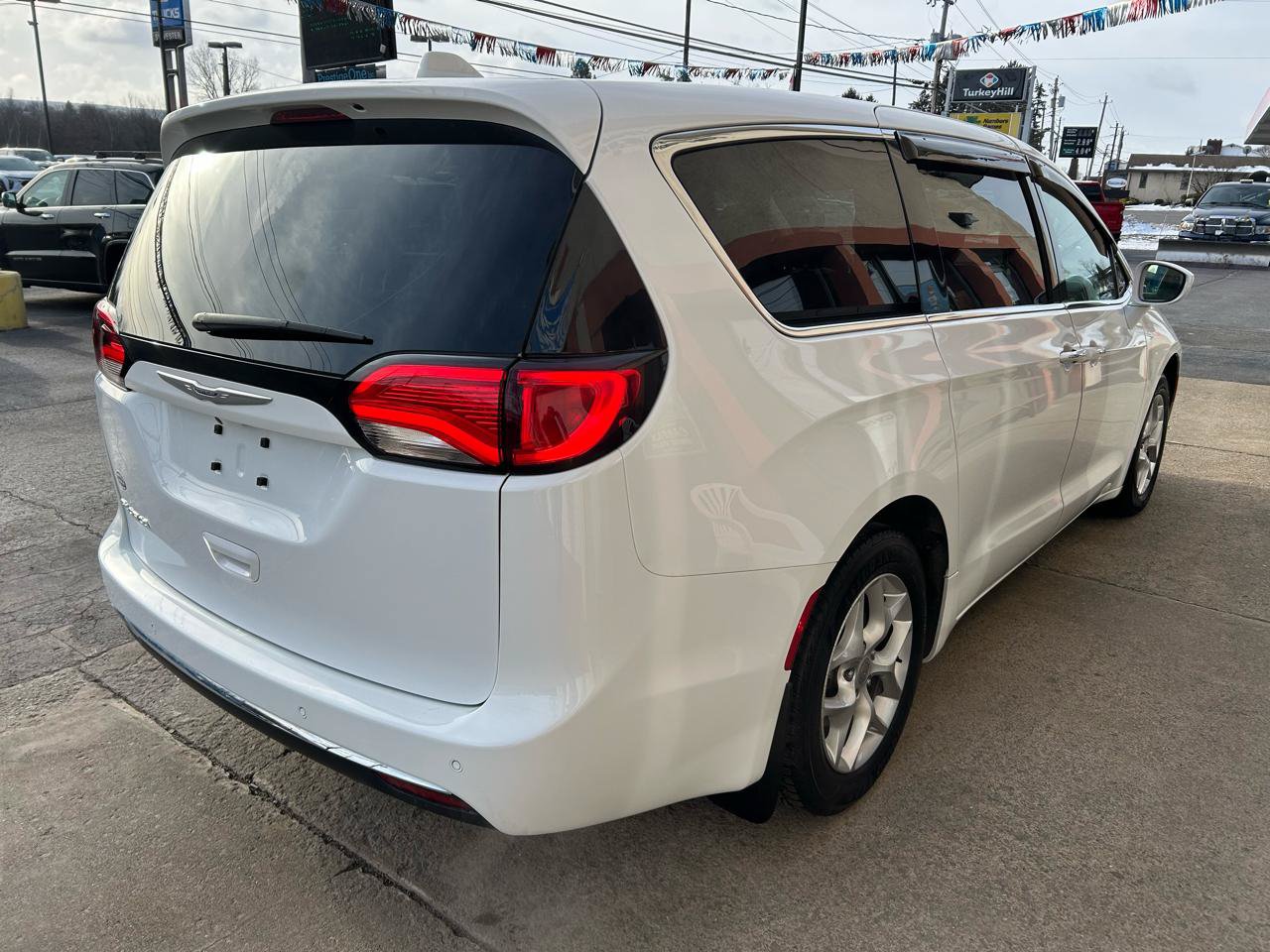 Used 2019 Chrysler Pacifica Touring Plus w/ Tire & Wheel Group FWD image 6