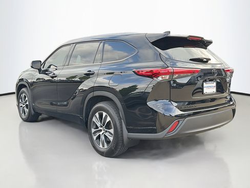 Used 2022 Toyota Highlander XLE AWD/4WD image 14