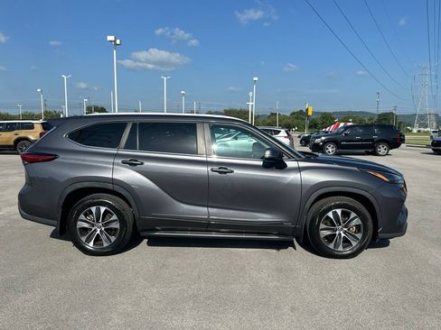 Used 2023 Toyota Highlander XLE AWD/4WD image 8