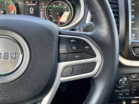 Used 2018 Jeep Cherokee Latitude Plus w/ Comfort/Convenience Group image 19
