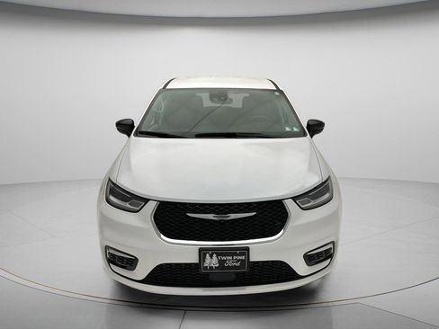 Used 2024 Chrysler Pacifica Touring-L FWD image 2
