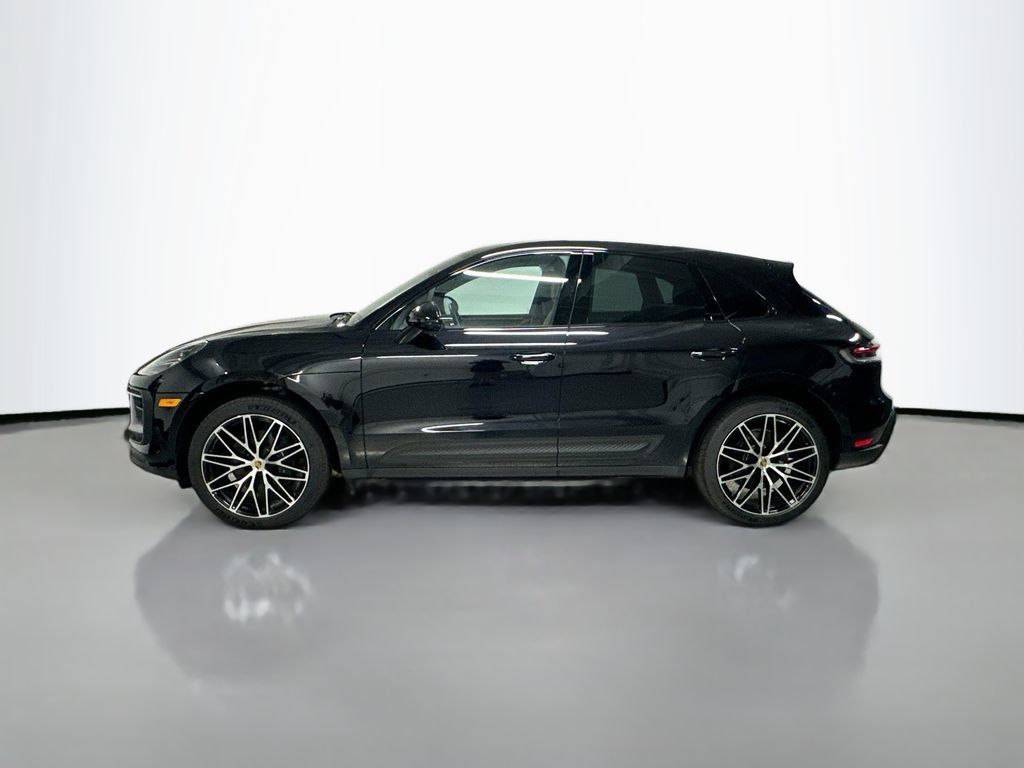 Certified 2025 Porsche Macan AWD/4WD image 2