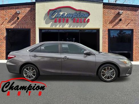 Used 2016 Toyota Camry SE image 3