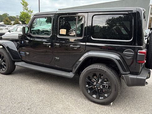 Used 2025 Jeep Wrangler Unlimited Sahara AWD/4WD image 10