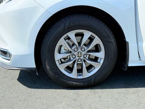 Used 2022 Toyota Sienna XLE w/ XLE Plus Package FWD image 43