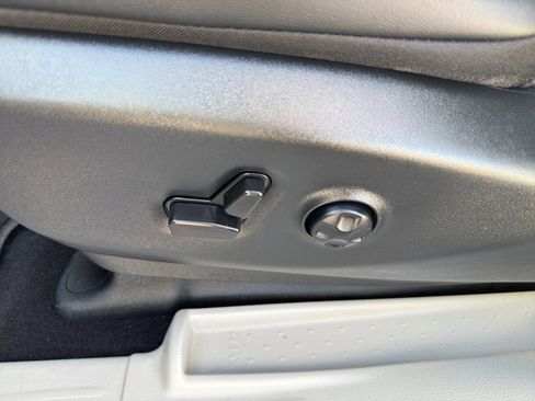 Used 2024 Chrysler Pacifica Touring-L image 14