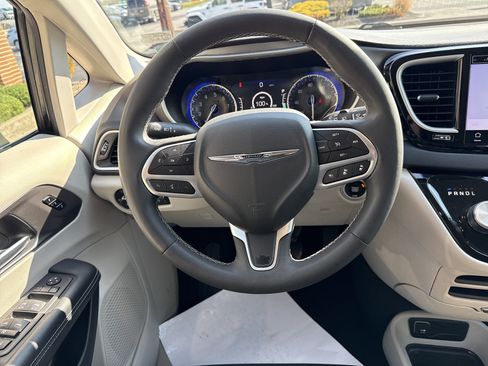 Used 2024 Chrysler Pacifica Touring-L FWD image 26