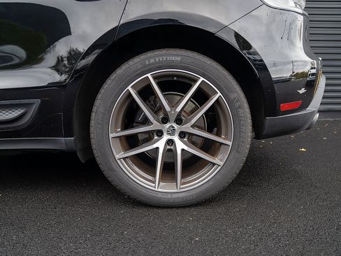 Certified 2025 Porsche Macan image 24