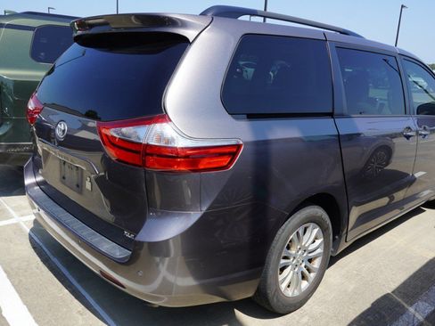 Used 2017 Toyota Sienna XLE w/ XLE Navigation Package FWD image 5