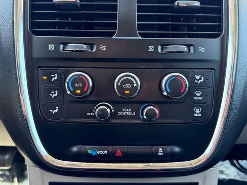 Used 2018 Dodge Grand Caravan SE w/ UConnect Hands-Free Group image 34