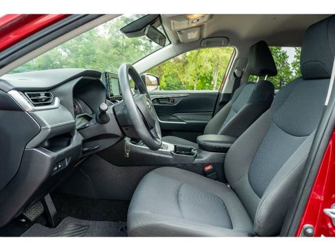 Used 2020 Toyota RAV4 LE FWD image 11