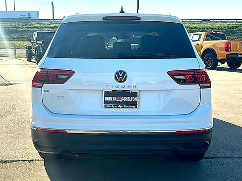 Used 2024 Volkswagen Tiguan SE w/ Panoramic Sunroof Package image 7