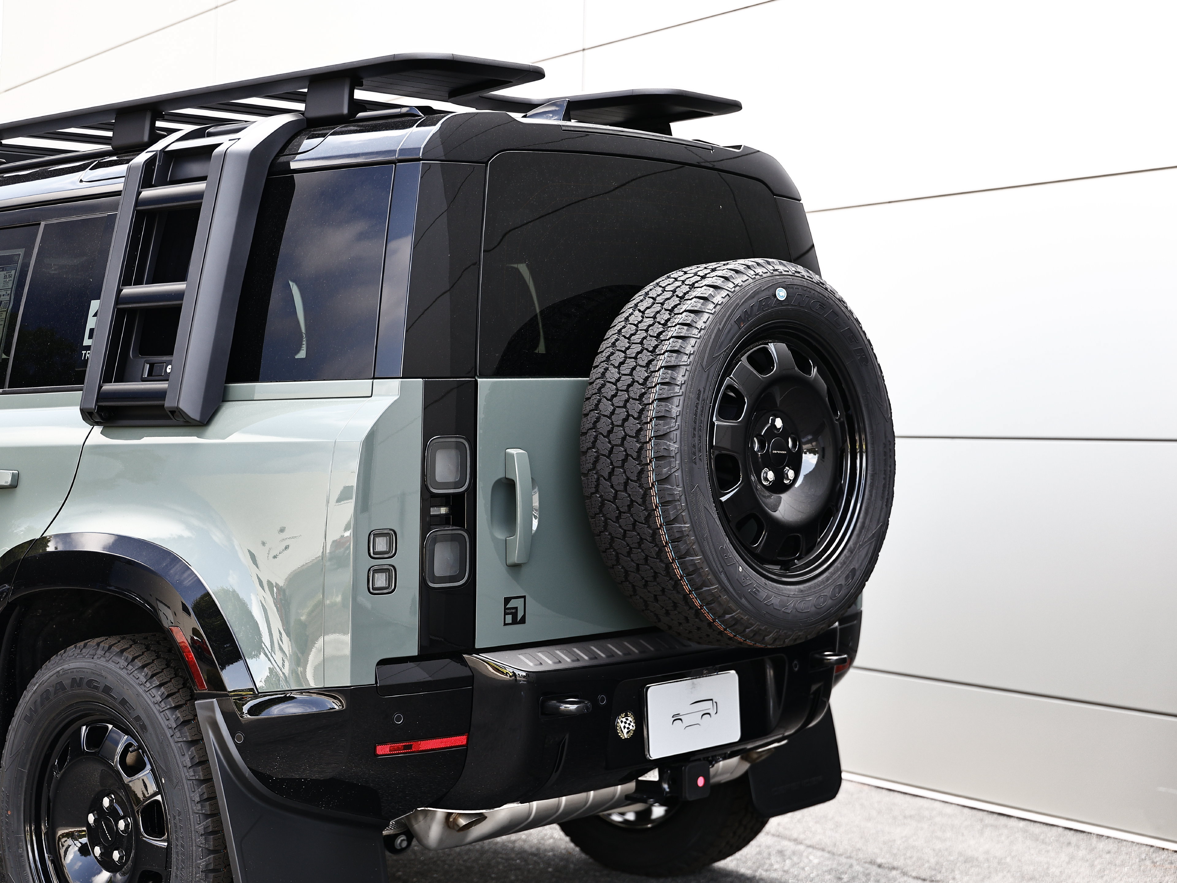 New 2026 Land Rover Defender 110 AWD/4WD image 10