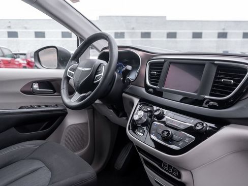 Used 2023 Chrysler Voyager LX FWD image 12