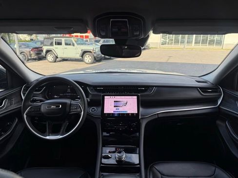 Used 2023 Jeep Grand Cherokee Limited w/ Black Appearance Package AWD/4WD image 3