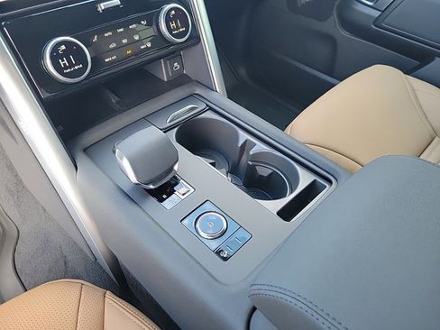 Used 2025 Land Rover Discovery Dynamic SE image 35