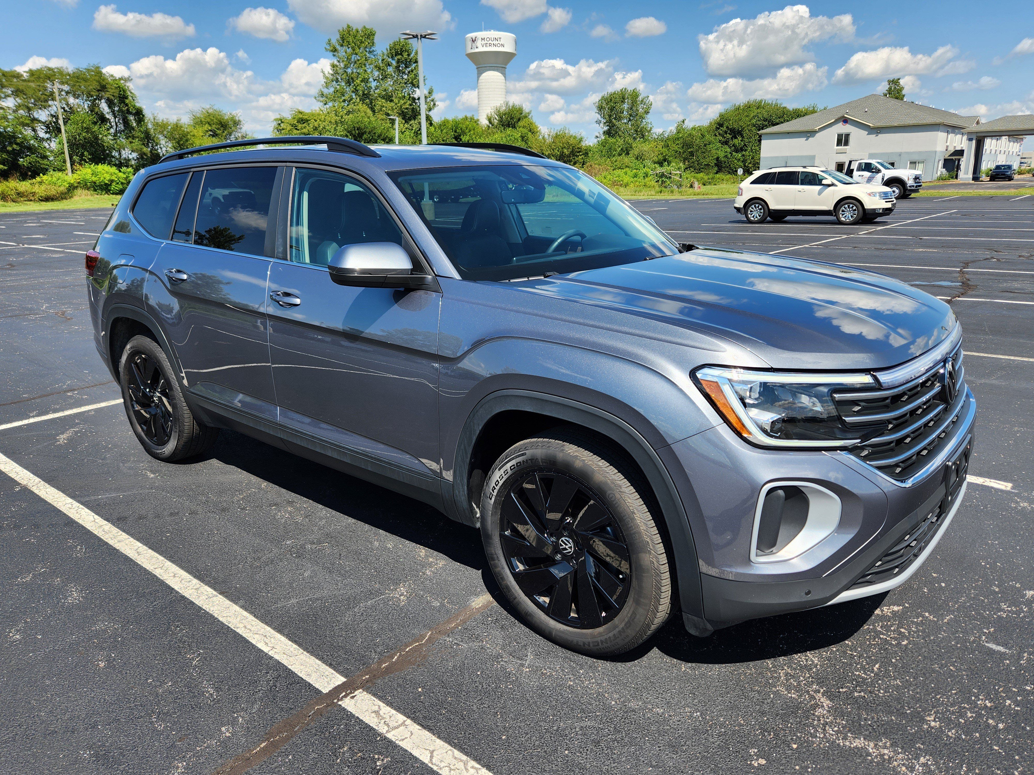 Used 2024 Volkswagen Atlas SE w/ Panoramic Sunroof Package FWD image 9
