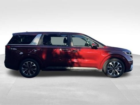 Used 2023 Kia Carnival EX FWD image 3