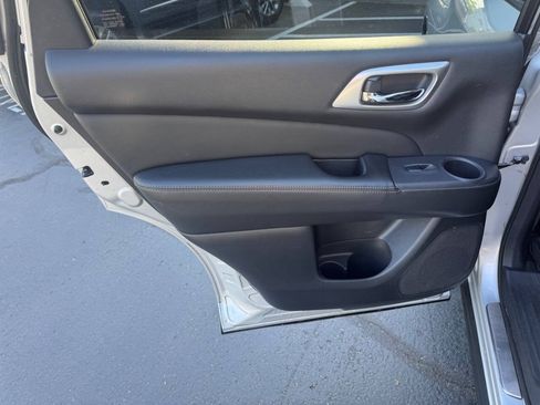 Used 2015 Nissan Pathfinder Platinum w/ Family Entertainment Package FWD image 16