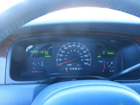 Used 2000 Lincoln Town Car Signature image 25