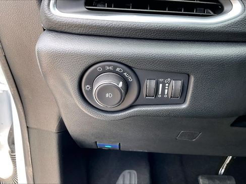 Used 2026 Chrysler Pacifica Limited FWD image 15