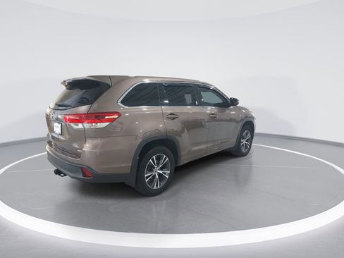 Used 2018 Toyota Highlander LE AWD/4WD image 8