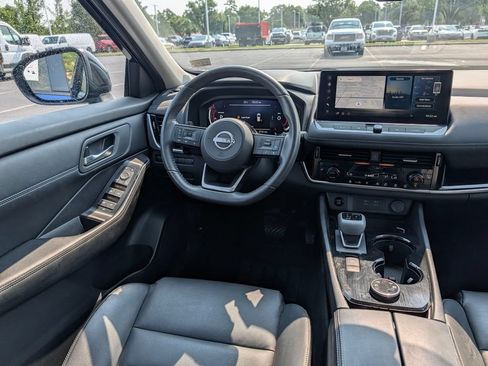 Used 2024 Nissan Rogue SL AWD/4WD image 3