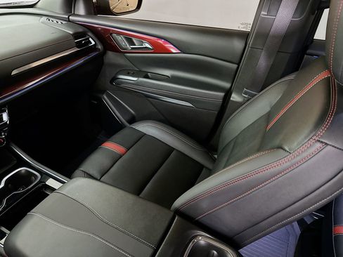 Used 2025 Chevrolet Traverse RS image 26