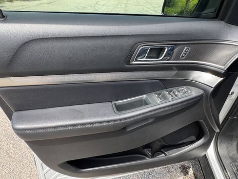 Used 2018 Ford Explorer XLT w/ Equipment Group 201A FWD image 8
